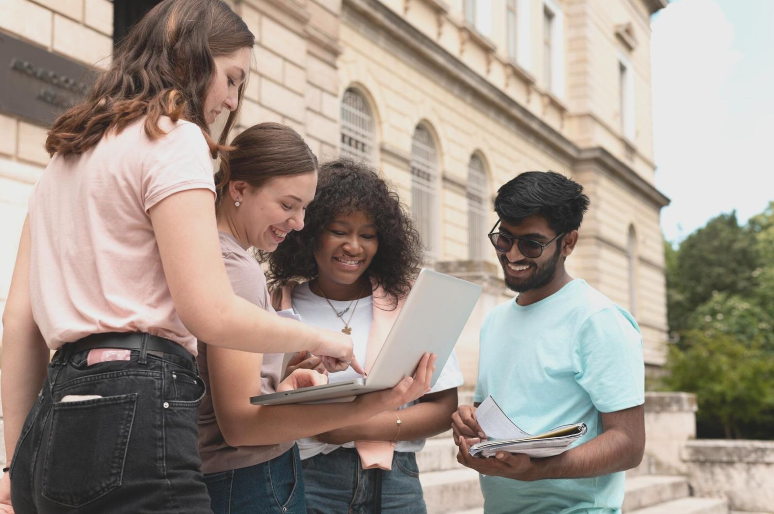 Teilnehmer bei einer praktischen Übung zur Budgetplanung